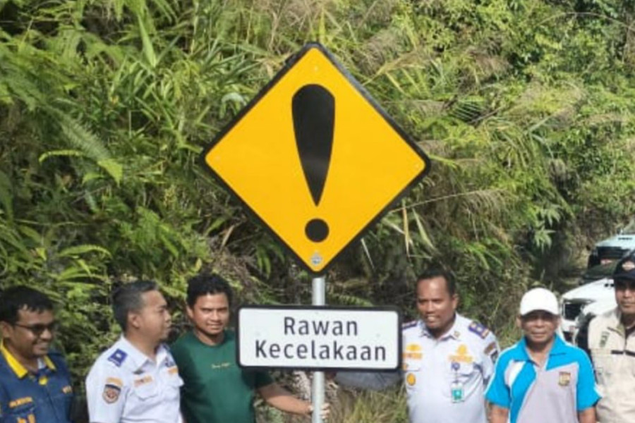 Dishub Riau Pasang Rambu Peringatan di Desa Muara Selaya Kampar