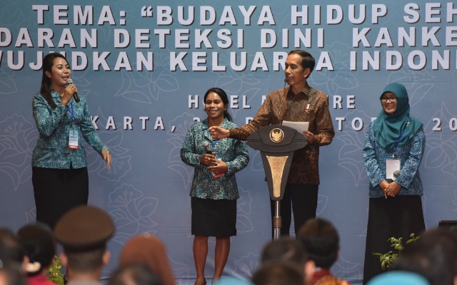 Ajak Masyarakat Bangun Keluarga Sehat Sejahtera, Jokowi: Jangan Bapaknya Manasin, Ibu Ikut Ngomporin