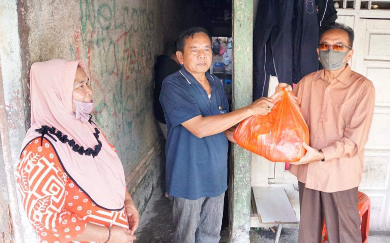Deputi ADPIN BKKBN Serahkan Bantuan Gemuruh Berbagi ke Warga Bekasi Timur