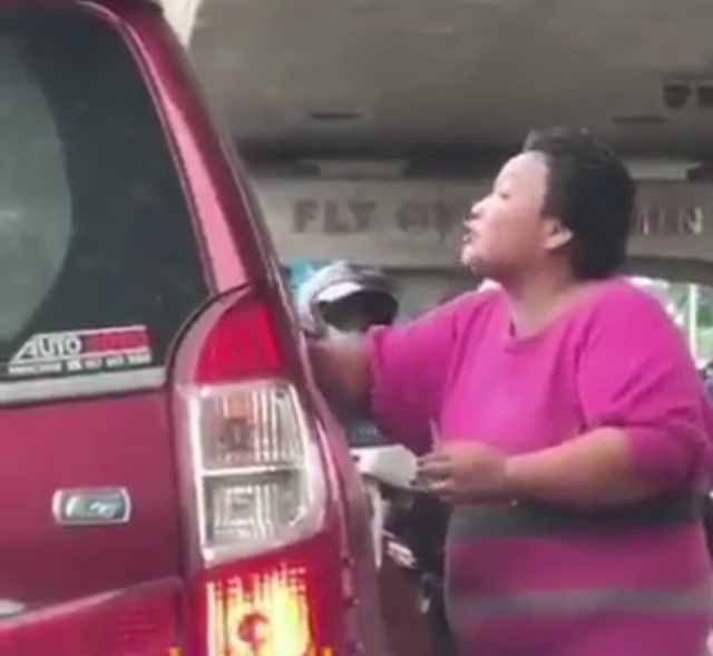 Viral Wanita Memaksa Minta Uang ke Pengemudi Mobil di Medan