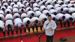 Sekdaprov jadi Imam Salat Ashar Berjamaah di Riau Main Stadium