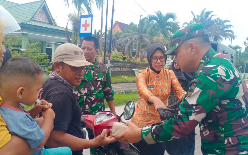 Jumat Berkah, Kodim Dumai Bagikan Nasi Kepada Pengendara di depan Makodim