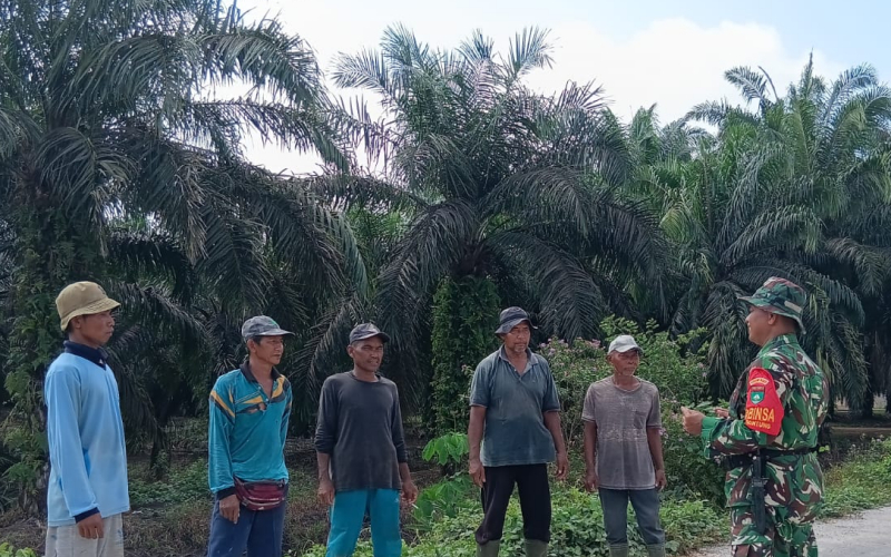 Antisipasi Karhutla, Babinsa Guntung Patroli Titik Rawan dan Imbau Warga