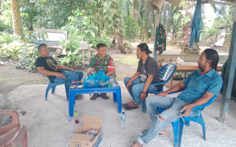 Tingkatkan Kemitraan, Babinsa Sungai Geniot Aktif Laksanakan Komsos di Wilayah Binaan