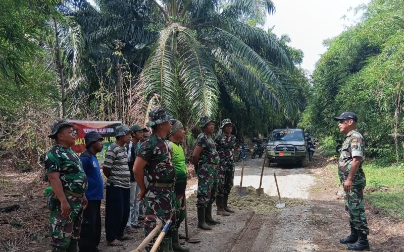 Wujud Kemanunggalan TNI-Rakyat, Koramil 02 Bersama Warga Gotong Royong Perbaiki Jalan Umum
