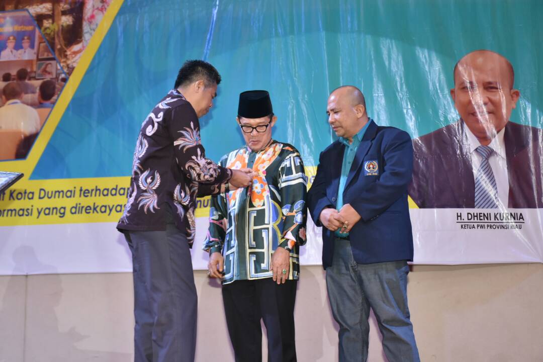 Walikota Dumai Terima Anugerah Pin Emas dari PWI Riau