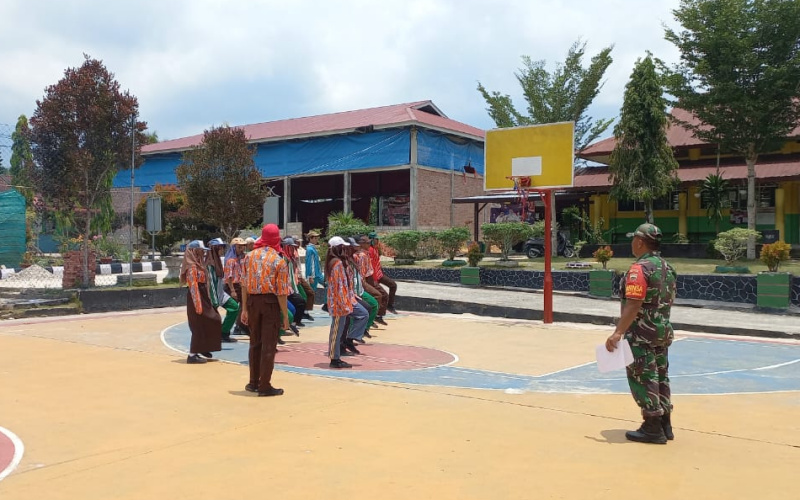 Sertu Roni Sandra Berikan Pelatihan Baris Berbaris di SMAN 3 Dumai