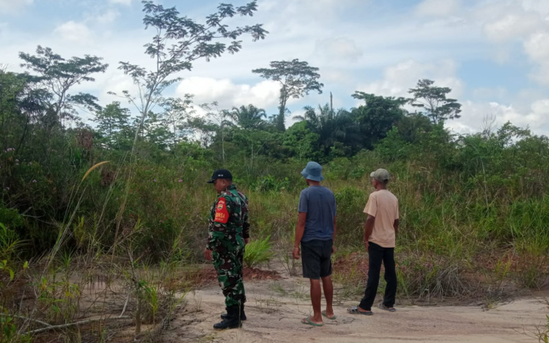 Sepanjang Jalur Pipa Minyak PHR, Babinsa Koramil 02 Rutin Patroli Keamanan