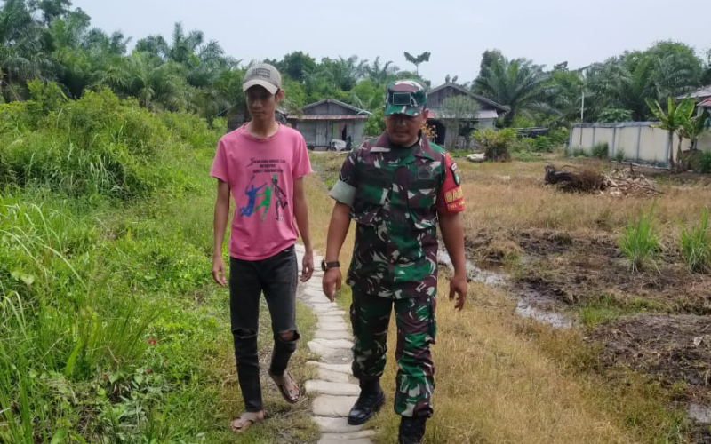 Antisipasi Karhutla, Babinsa Serda Iwan Sahputra Sosialisasi Larangan Bakar Lahan