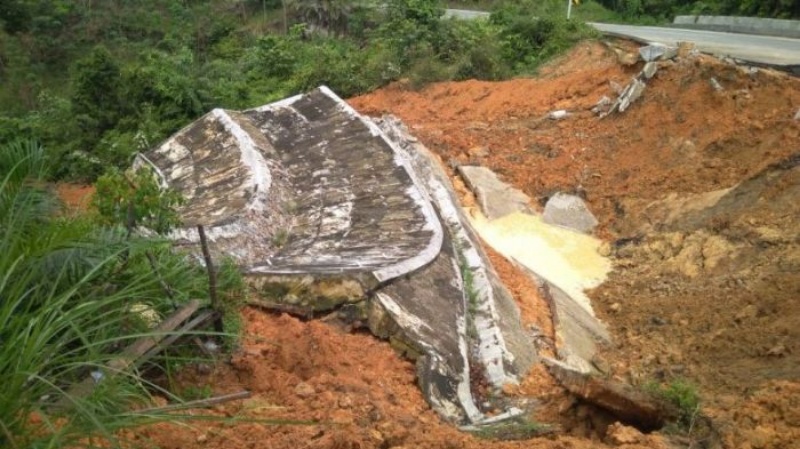 Jalan Lintas Riau-Sumbar di Kuansing Longsor dan Terancam Putus