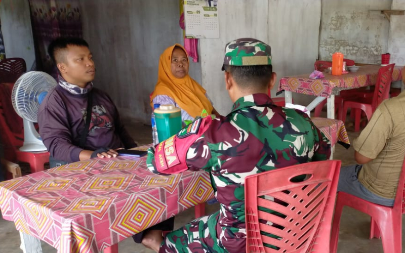 TNI dan Masyarakat Semakin Dekat, Babinsa Sungai Sembilan Laksanakan Komsos di Kantor Kelurahan