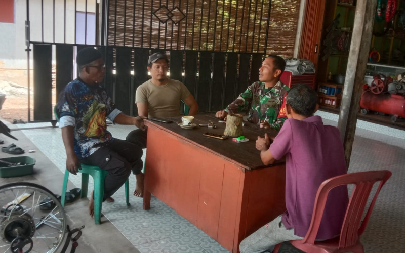 Patroli dan Sosialisasi Babinsa Mundam Tekankan Pentingnya Cegah Karhutla Sejak Dini