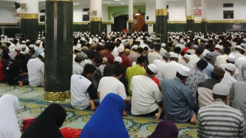 Jemaah Doakan Ipda Auzar Saat Tarawih Perdana di Masjid Annur