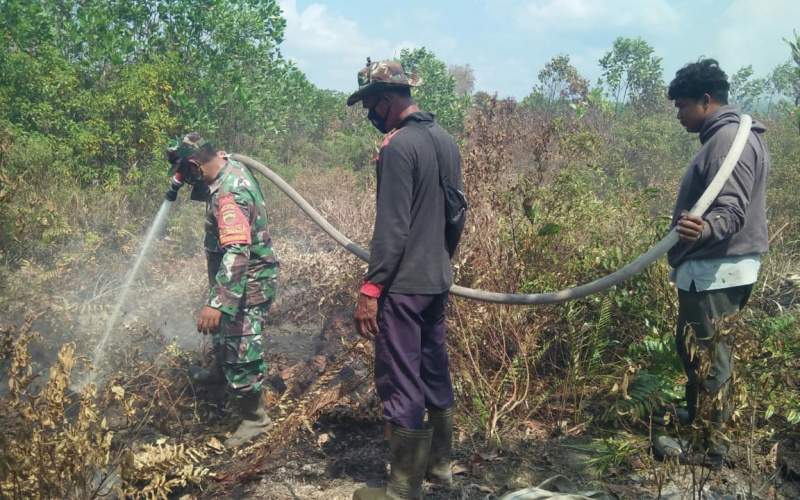 Babinsa Teluk Makmur Tak Henti Lakukan Pendinginan Pasca Karhutla