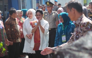 Tiba di Riau, Iriana Kenakan Baju Putih Dipadu Selempang Songket Khas Riau Berwarna Merah