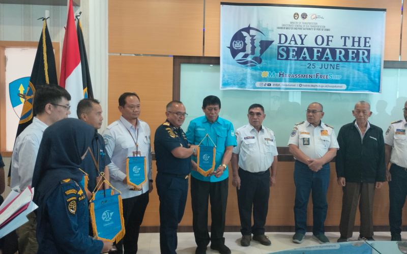 Hari Pelaut Sedunia, KSOP Kelas I Dumai Beri Pelakat Penghargaan Kepada Nahkoda Kapal