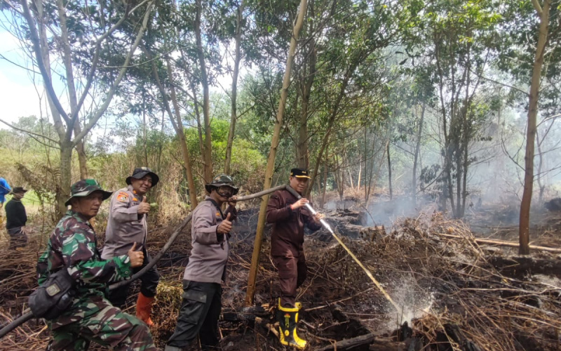 Menyemangati Tim Karhutala, Personel Kejari Dumai Gabung di Spot Kebakaran