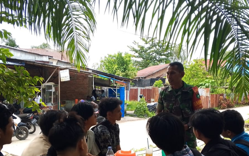 Melalui Komsos, Babinsa Bukit Batrem Edukasi Pemuda Terkait Rekrutmen TNI AD 2026