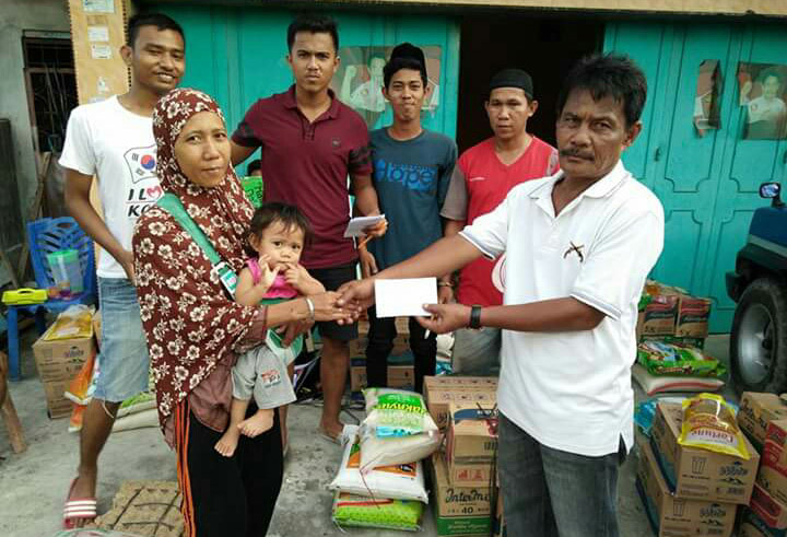 Pemuda/i RT.001 Rimba Sekampung Serahkan Bantuan Kepada Korban Kebakaran di Gang Pala