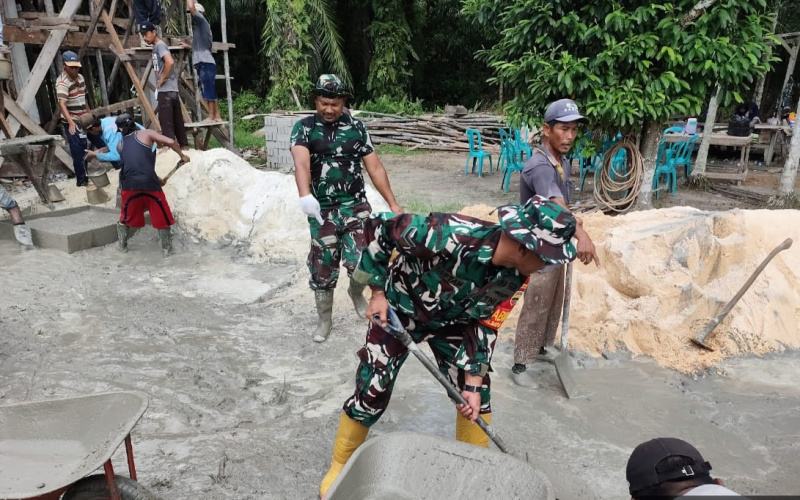 Gandeng Masyarakat, Babinsa Koramil 03 Gotong Royong Bangun Masjid