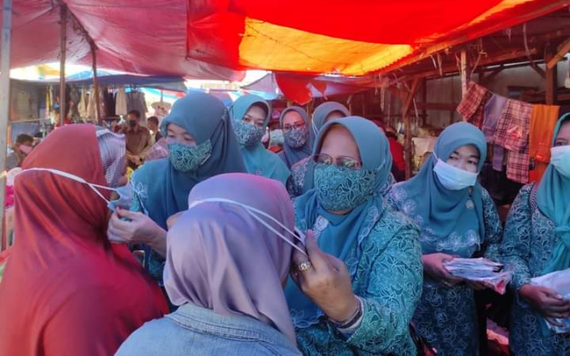 Pengurus PKK Dumai Bagikan Masker dan Kampanye 3M di Pasar Tradisional