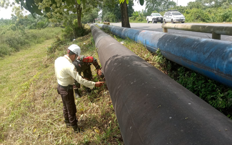 Personil Koramil 01 Dumai Patroli Keamanan Pipa Minyak Pertamina