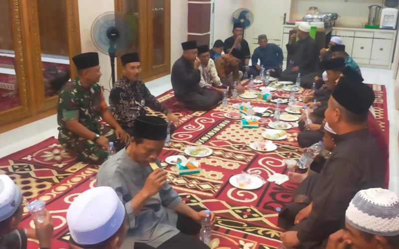 Babinsa Bagan Besar Buka Puasa Bersama Warga di Masjid Al Hakim