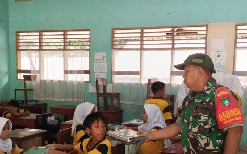 1.100 Porsi Makanan Bergizi Dibagikan di Dumai, Babinsa Pastikan Tepat Sasaran