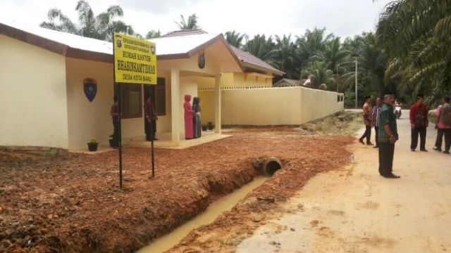 Kapolsek Kunto Darussalam Terima Surat Hibah Rumah Kantor Bhabinkamtibmas Desa Kota Baru