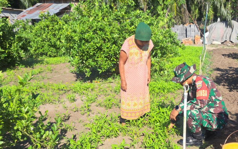 Babinsa Ingatkan Warga Bukit Datuk Jangan Buka Lahan dengan Membakar