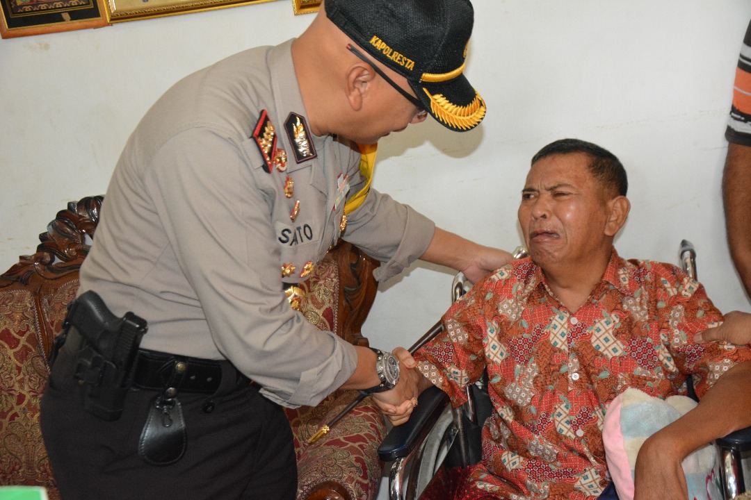Jelang HUT Bhayangkara ke 71, Polresta Pekanbaru Kunjungi Personil Menderita Sakit Permanen