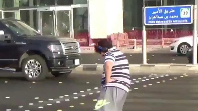 Remaja Ini Ditangkap Polisi Arab Saudi karena Bergoyang Macarena