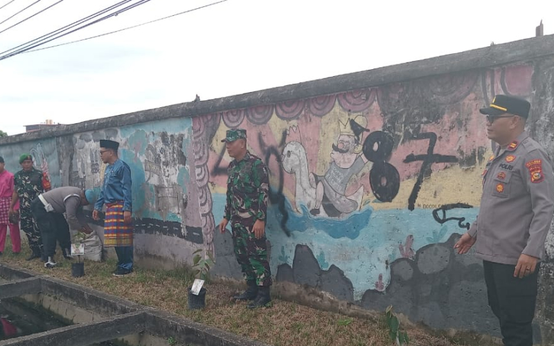 Gerakan Tanam Pohon di Dumai Kota, Koramil 01 Dumai Tegaskan Komitmen Pelestarian Lingkungan