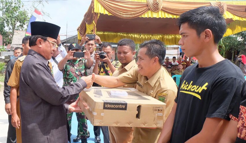Wujudkan Persandian Berbasis TI, Bupati Inhil Serahkan Bantuan 1 Unit PC Diskominfops Kepada Pemerintah Kecamatan Concong