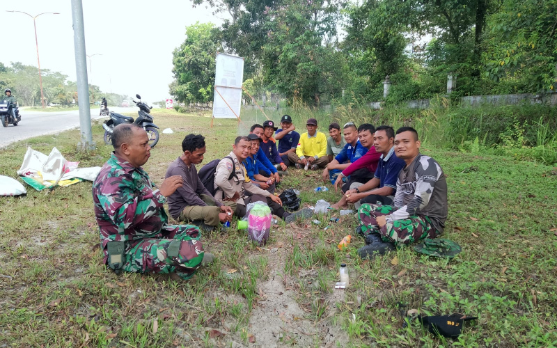 Bersihkan Jalan, Babinsa Koramil 02/BK Bersama Masyarakat Gotong Royong