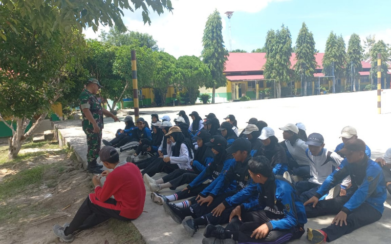 Babinsa Bukit Nenas Berikan Pelatihan PBB Kepada Pelajar