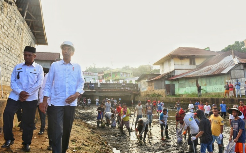 Presiden Jokowi Tinjau Proyek Padat Karya Tunai di Ambon