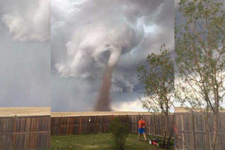 Ancaman Angin Tornado, Pria Ini Malah Sibuk Motong Rumput