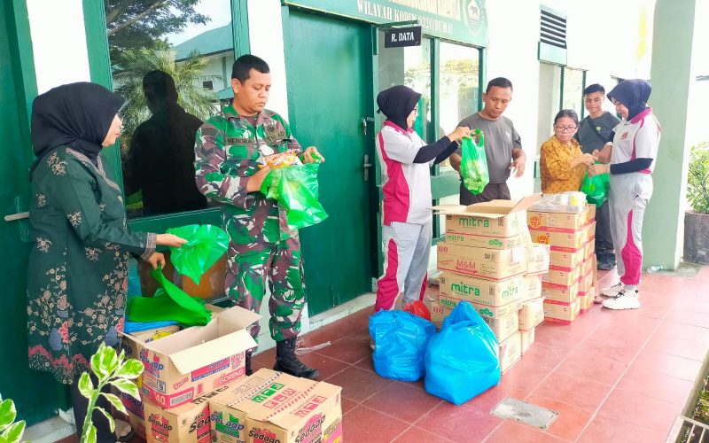 Personil Kodim Dumai dan Persit KCK Cabang LXXV Dim Dumai Panen Tanaman Hidroponik