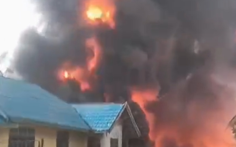 Kebakaran Hebat Terjadi di Sebuah Bengkel Mobil Bagan Besar Dumai