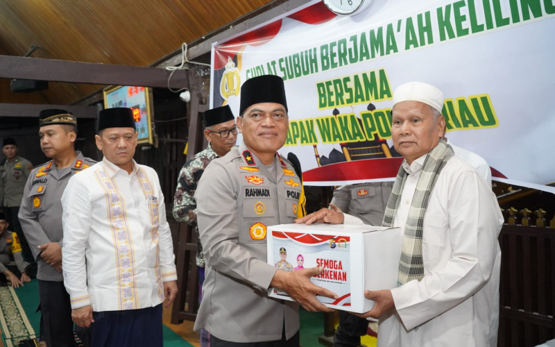 Shalat Subuh Berjamaah, Wakapolda Riau Bagikan Sembako ke Warga di Masjid Bersejarah