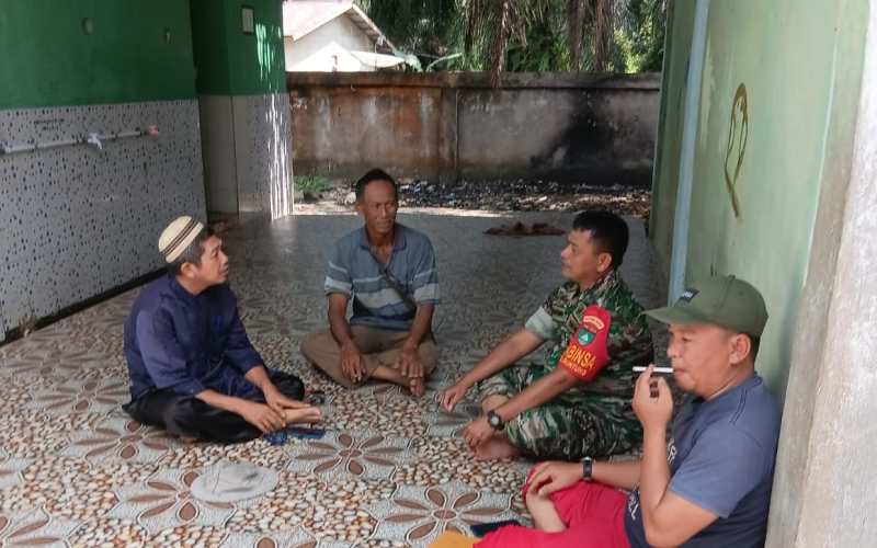 Komsos Babinsa Koramil 02 di Guntung Pererat Kebersamaan dengan Tokoh Agama dan Warga