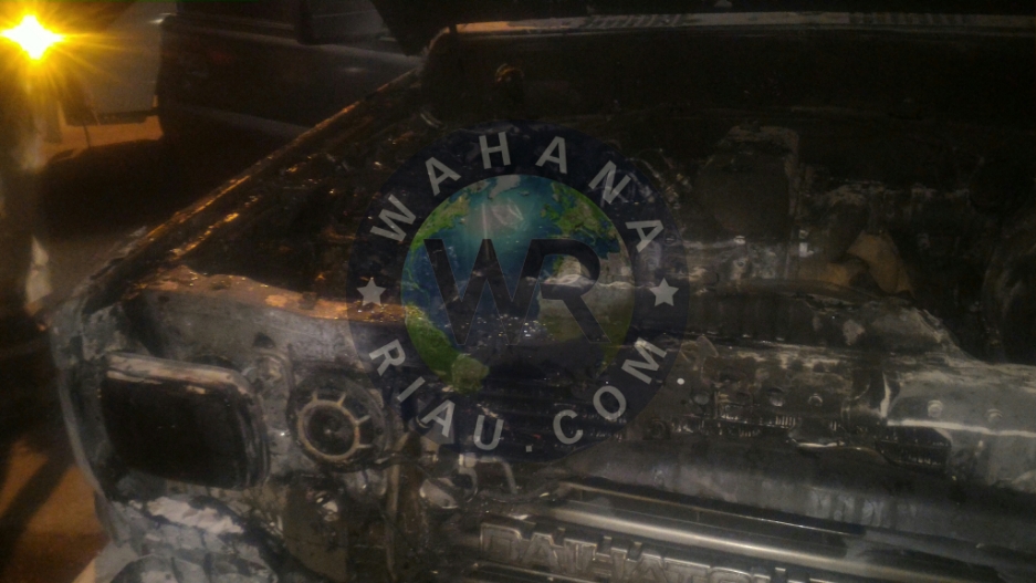 Mobil Rocky Nyaris Hangus Terbakar di Simpang Empat Polres Dumai