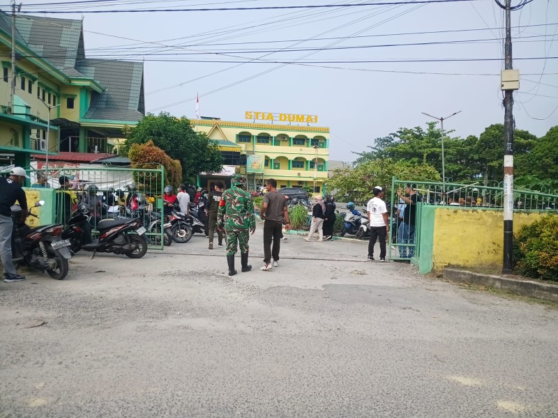 Babinsa Kodim 0320/Dumai Bersama Warga Bersihkan Sampah dan Parit di Bumi Ayu