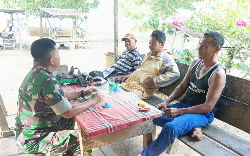 Babinsa Kelurahan Guntung Intensifkan Patroli dan Edukasi Bahaya Pembakaran Lahan