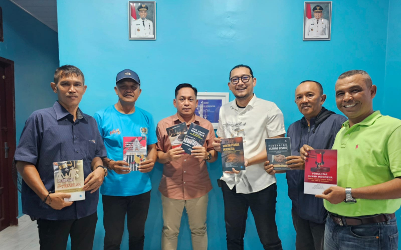 Ketua Bidang Hukum PWI Dumai Serahkan 7 Buku Karyanya, Perkuat Sinergi Pers dan Dunia Hukum