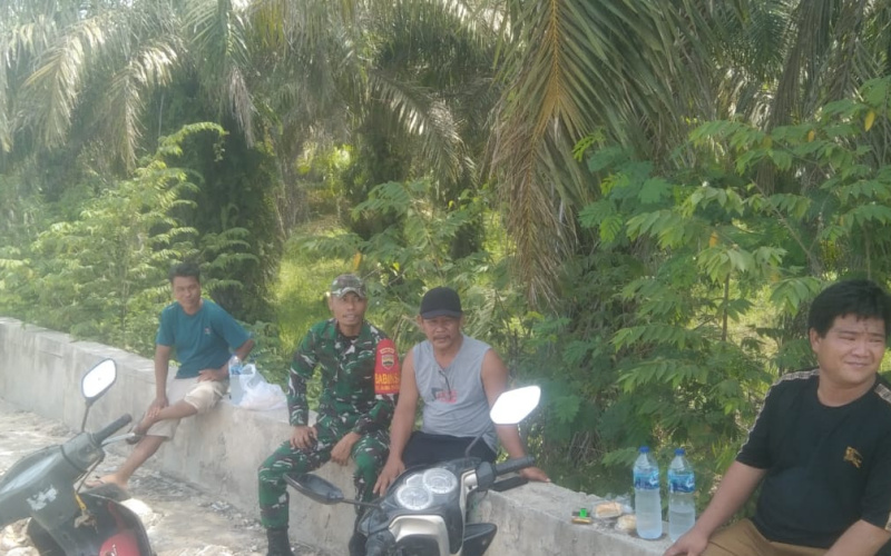 Pererat Hubungan Silaturahmi dengan Masyarakat, Serda Erwan Gelar Komsos