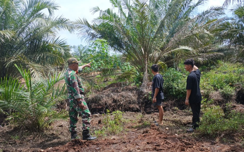 Babinsa Pelintung Patroli Karhutla, ini Pesannya