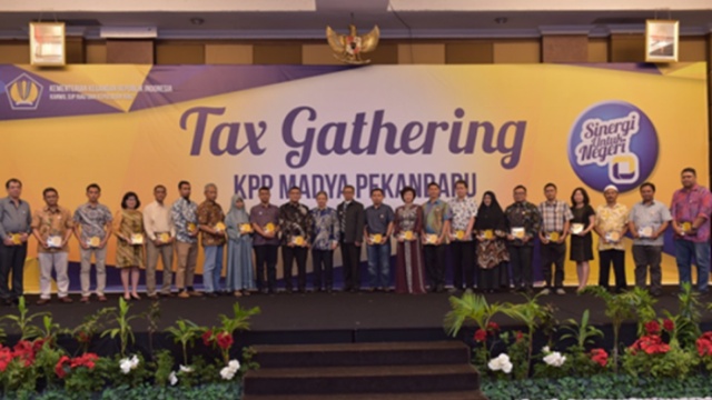 Bank Riau Kepri Terima Penghargaan Wajib Pajak Kontributor Besar